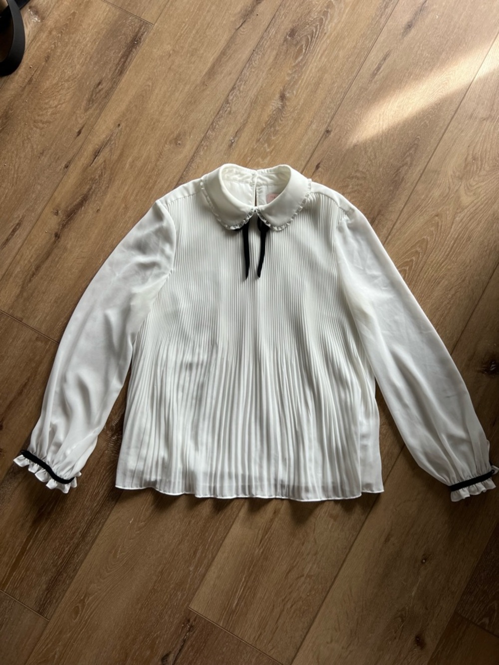 Ted Baker white Pleated Blouse with Black  Bow Ted Size 4 or Large Like New